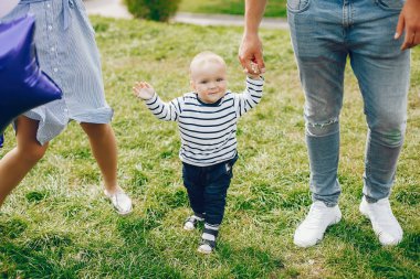 bir parkta güzel ailesi