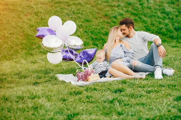 Schöne Familie in einem Park — Stockfoto