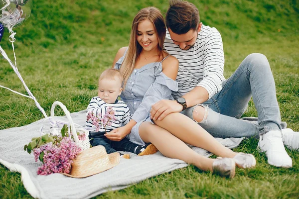 Schöne Familie in einem Park — Stockfoto