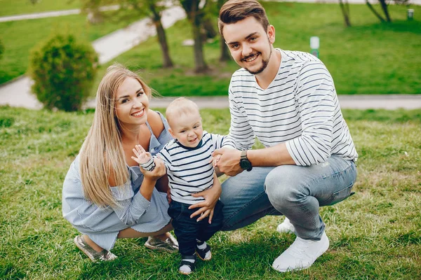 Schöne Familie in einem Park — Stockfoto