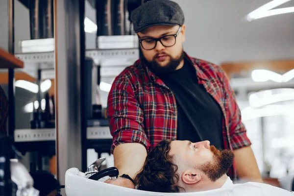 Stylish man sitting in a barbershop — Stock Photo, Image