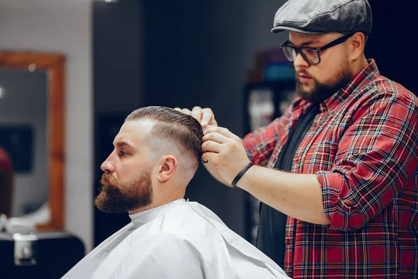 Stilvoller Mann sitzt in einem Friseurladen — Stockfoto