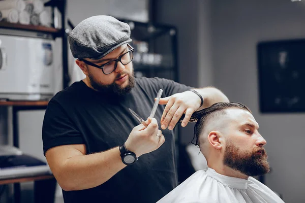 Elegante hombre sentado en una barbería —  Fotos de Stock