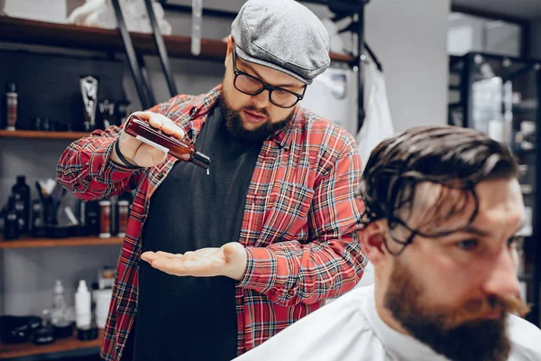 Homem elegante sentado em uma barbearia — Fotografia de Stock