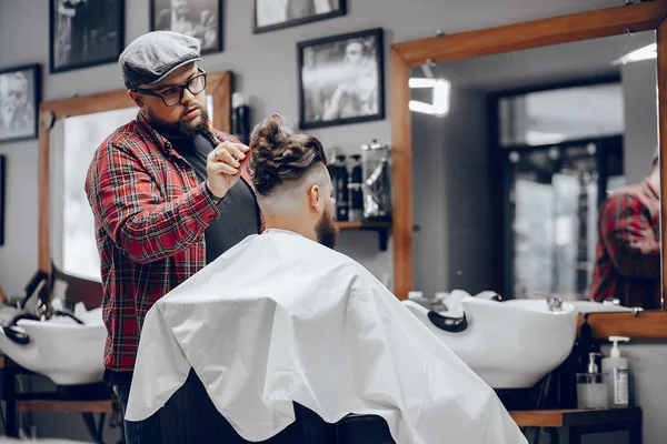 Stylish man sitting in a barbershop — Stock Photo, Image