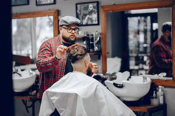 Стильний чоловік сидить у перукарні — стокове фото