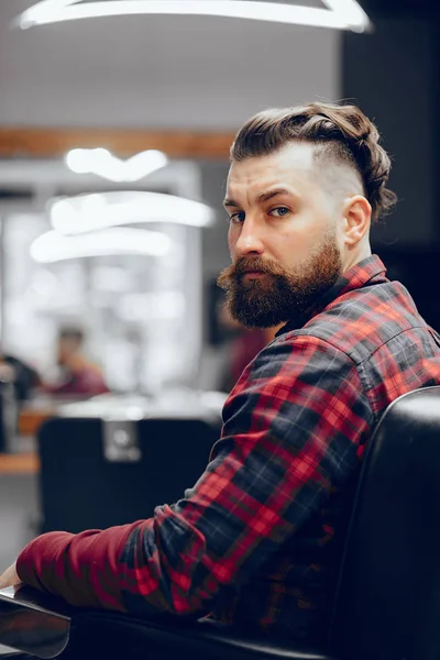 Красивий бізнесмен в перукарні — стокове фото