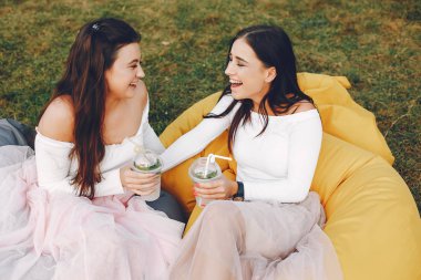 Yaz parkında iki güzel kız