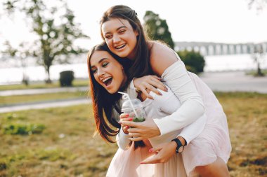 Yaz parkında iki güzel kız