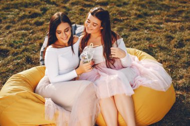 Yaz parkında iki güzel kız