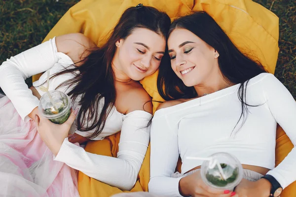 Två vackra flickor i en sommar Park — Stockfoto