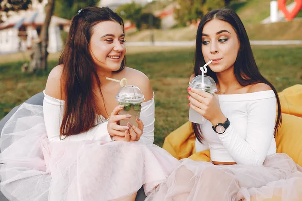Två vackra flickor i en sommar Park — Stockfoto