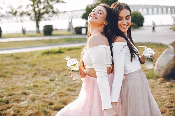Duas meninas bonitas em um parque de verão — Fotografia de Stock
