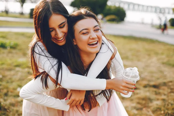 Dos chicas guapas en un parque de verano —  Fotos de Stock