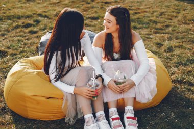 Yaz parkında iki güzel kız