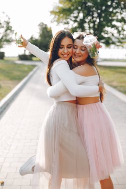 Yaz parkında iki güzel kız