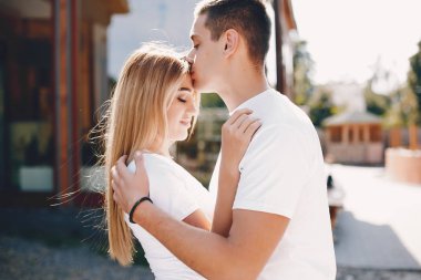 Güzel bir çift yaz şehrinde vakit geçirir.