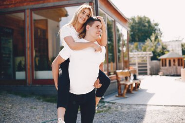 Güzel bir çift yaz şehrinde vakit geçirir.