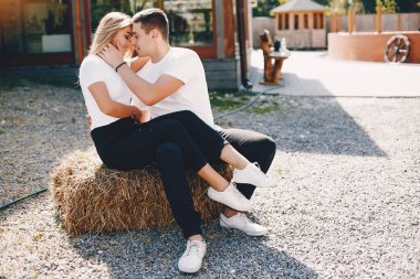 Güzel bir çift yaz şehrinde vakit geçirir.