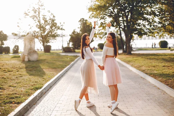 Duas meninas bonitas em um parque de verão — Fotografia de Stock