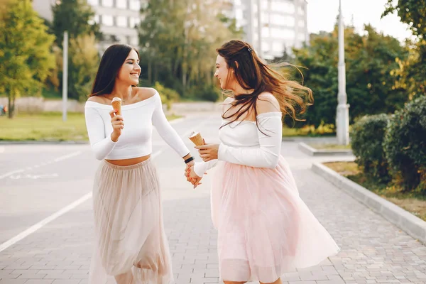 Duas meninas bonitas em um parque de verão — Fotografia de Stock