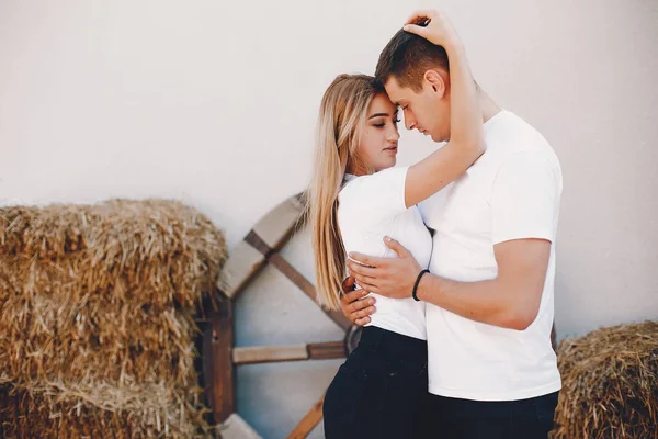 Güzel bir çift yaz şehrinde vakit geçirir.