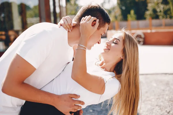 Mooi koppel brengen tijd door in een zomerstad — Stockfoto