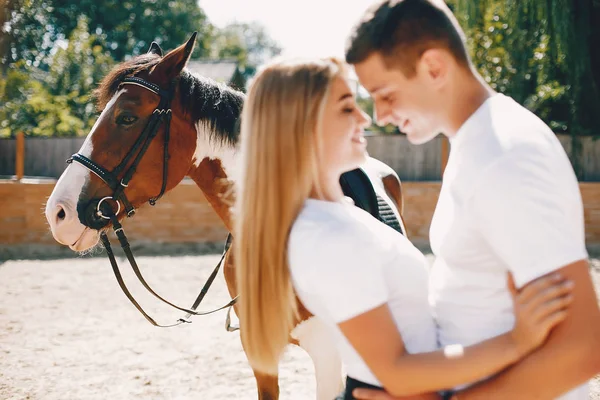 Schönes Paar verbringt Zeit mit einem Pferd — Stockfoto