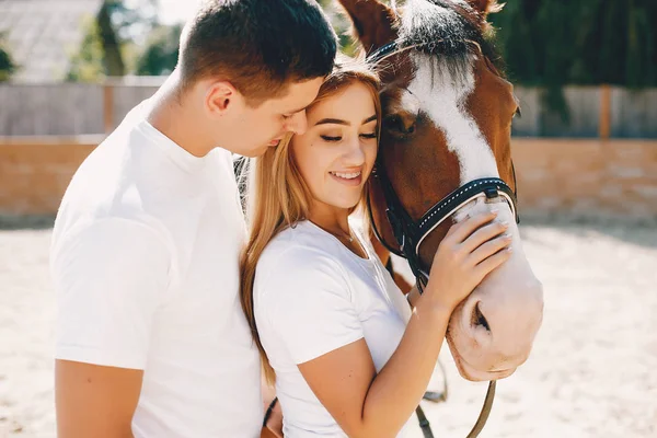 Belo casal passar o tempo com um cavalos — Fotografia de Stock