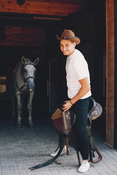 Hombre guapo pasando tiempo con un caballo — Foto de Stock