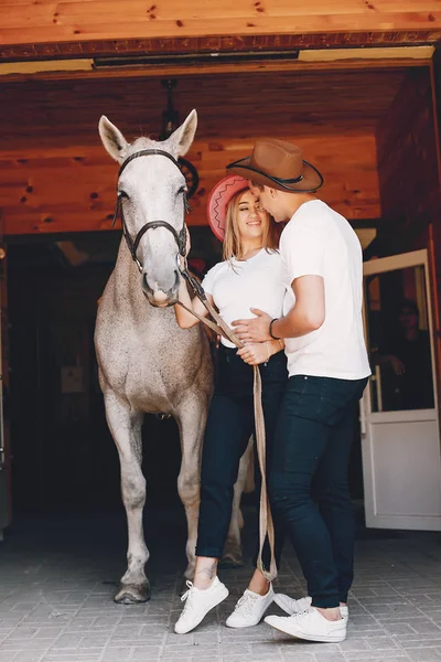 Mooi paartijd doorbrengen met een paarden — Stockfoto