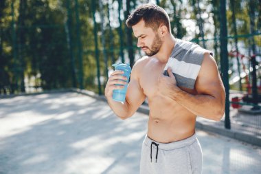 Yaz parkında sporcu.