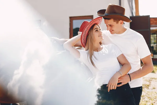 Bella coppia trascorrere del tempo con un cavallo — Foto Stock