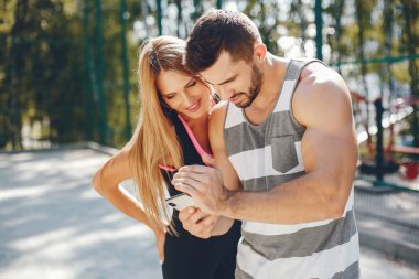 Bir sabah yaz parkta spor Çift