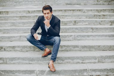 Bir yaz şehirde yakışıklı businesman