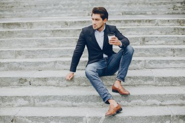 Bir yaz şehirde yakışıklı businesman