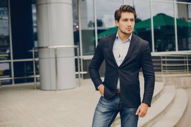 Bir yaz şehirde yakışıklı businesman