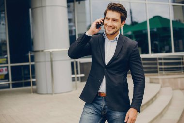 Bir yaz şehirde yakışıklı businesman