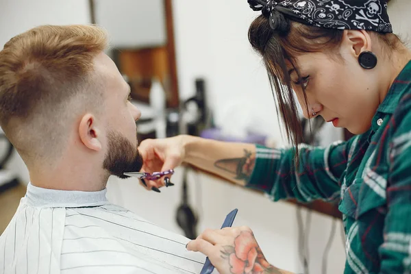 Stylish man sitting in a barbershop — Stock Photo, Image