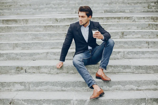 Bir yaz şehirde yakışıklı businesman