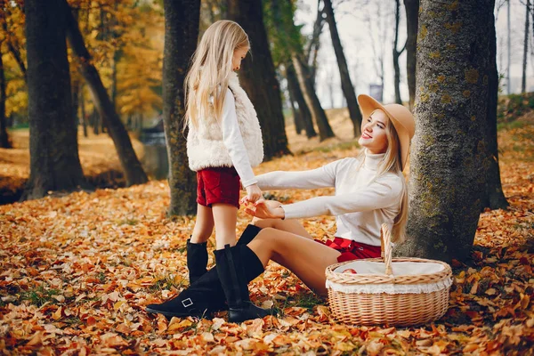 Cute and stylish family in a autumn park — Stock Photo, Image