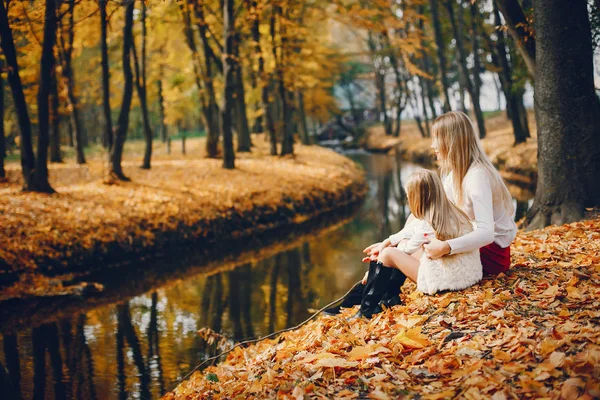 Cute i stylowa rodzina w jesiennym parku — Zdjęcie stockowe