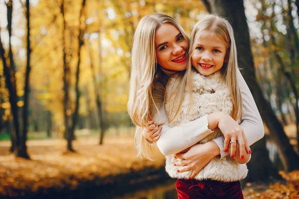 Cute i stylowa rodzina w jesiennym parku — Zdjęcie stockowe