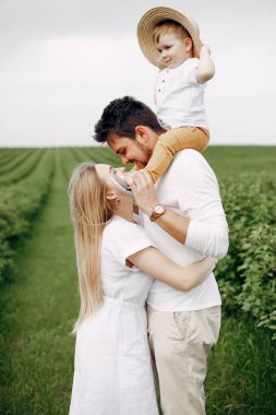 Yaz tarlasında oynayan sevimli bir aile.