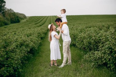 Yaz tarlasında oynayan sevimli bir aile.