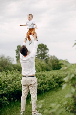 Yaz parkında oynayan sevimli bir aile.