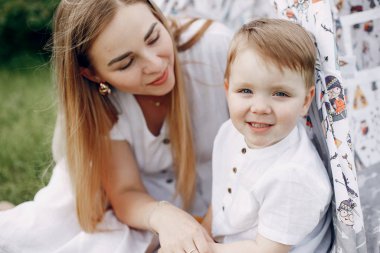 Bir yaz tarlasında oğulları ile anne