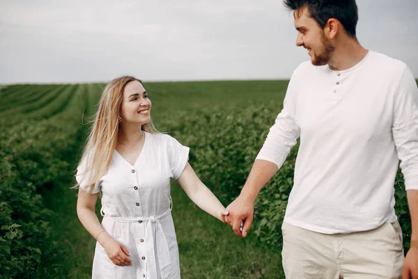 Hermosa pareja pasar tiempo en un campo de verano — Foto de Stock