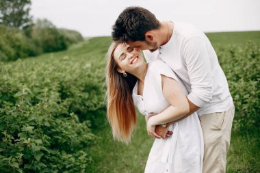 Güzel bir çift yaz tarlasında vakit geçirir.