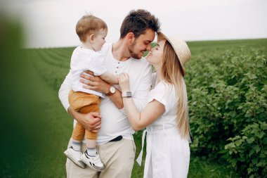 Yaz tarlasında oynayan sevimli bir aile.